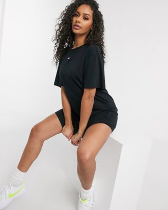 Nike - Schwarzes T-Shirt-Kleid in Oversize-Passform mit kleinem Swoosh-Logo