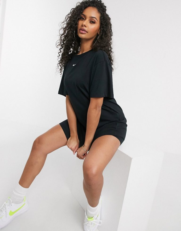 Nike - Schwarzes T-Shirt-Kleid in Oversize-Passform mit kleinem Swoosh-Logo