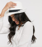 South Beach - Exklusiver, größenverstellbarer Trilby-Hut aus Stroh mit ausgefranstem Design in Weiß