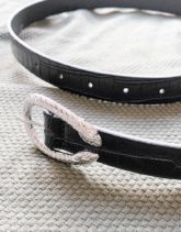 ASOS DESIGN - Party - Schmaler Gürtel aus schwarzem Kunstleder in Kroko-Optik mit Schnalle im Schlangendesign