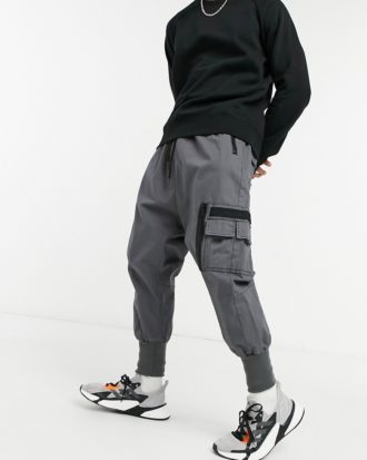 ASOS DESIGN - Hose im niedrigen Schnitt mit MA1-Tasche und Jersey-Bündchen-Grau