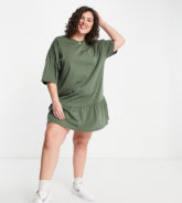 ASOS DESIGN Curve - Oversize-T-Shirt-Kleid mit Rüschensaum in Khaki-Grün