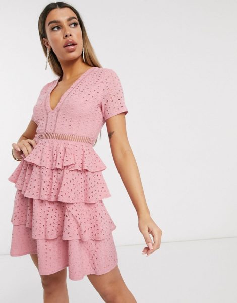 PrettyLittleThing - Tief ausgeschnittenes Skater-Kleid mit Stufendesign in Rosé-Rosa