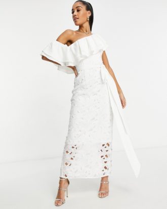 Chi Chi London - Midaxi-Kleid mit gerüschtem One-Shoulder-Träger in Weiß