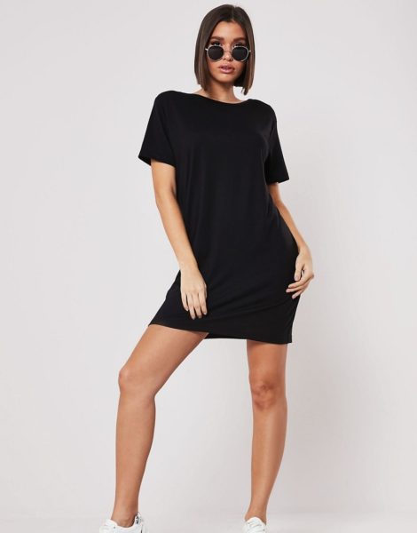 Missguided - T-Shirt-Kleid in Schwarz mit überkreuztem Detail am Rücken