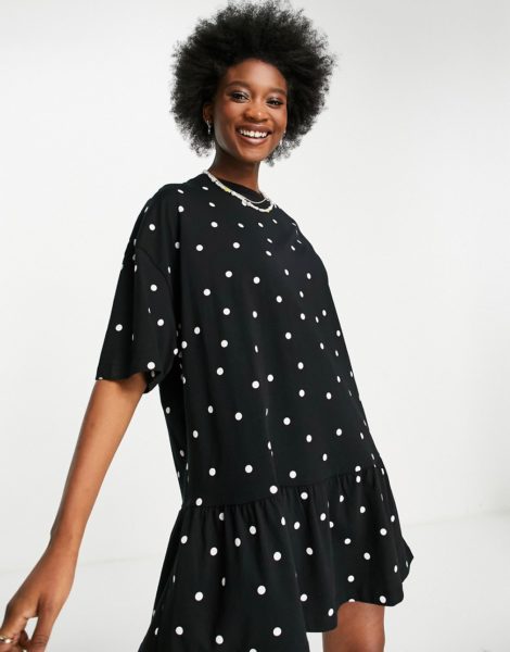ASOS DESIGN - Oversize-T-Shirt-Kleid mit Rüschensaum und schwarz-weißem Punktemuster
