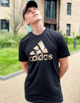 adidas Training - T-Shirt in Schwarz mit Rückenprint mit Military-Muster