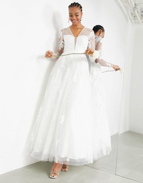 ASOS EDITION - Aurora - Langärmliges Kleid mit Stickerei und tiefem Ausschnitt-Weiß
