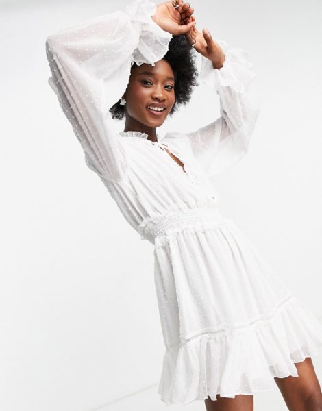 Forever New - Kurzes Skater-Kleid mit geraffter Taille und schwingendem Saum in Elfenbein-Weiß