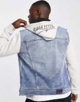 Hollister - Jeansjacke in mittlerer Waschung/Grau mit Ärmeln und Kapuze aus Sweatshirt-Stoff