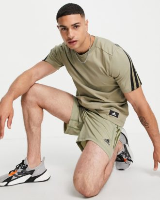 adidas Training - T-Shirt in Khaki mit Logo-Aufnäher-Grün