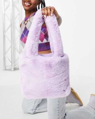 ASOS DESIGN - Mini-Tasche aus Kunstfell in der Farbe Flieder-Violett