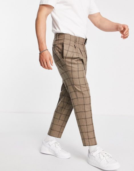 ASOS DESIGN - Elegante, schmal zulaufende Hose aus Wollmischgewebe in kariertem Kamelbraun mit kurzem Schnitt-Neutral