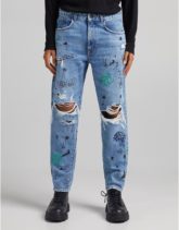 Bershka - Jeans in Blau mit geradem Bein, Graffitiprint und Zierrissen