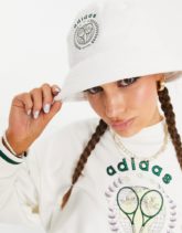 adidas Originals - Tennis Luxe - Anglerhut aus Frotteestoff mit Logo in gebrochenem Weiß