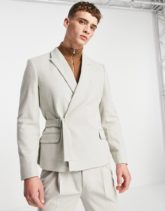 ASOS DESIGN - Eng geschnittene, kurze Anzugjacke mit Gürtel in Grau aus Twill