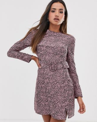 Fashion Union - Hautenges, texturiertes Kleid mit abstraktem Muster und Gürtel-Rosa