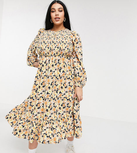 Fashion Union Plus - Gestuftes Midaxi-Kleid mit gerafftem Oberteil und Blumenmuster-Mehrfarbig