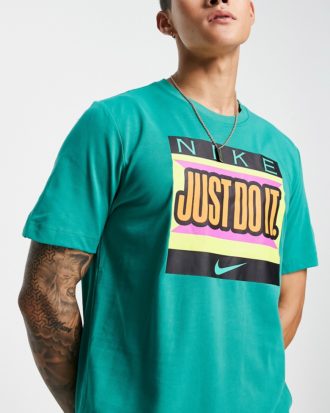 Nike Training - Dri-FIT - T-Shirt in Grün mit "Just Do It"-Grafikprint
