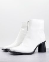 ASOS DESIGN - Chelsea-Stiefel aus Kunstleder in Weiß lackiert mit Absatz und farblich abgesetzter Sohle