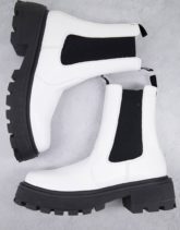 ASOS DESIGN - Chelsea-Stiefel aus Kunstleder in Weiß mit sehr dicker Kontrastsohle und eckiger Zehenpartie