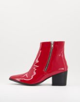 ASOS DESIGN - Chelsea-Stiefel aus rotem Lackleder mit Absatz und spitzer Zehenpartie