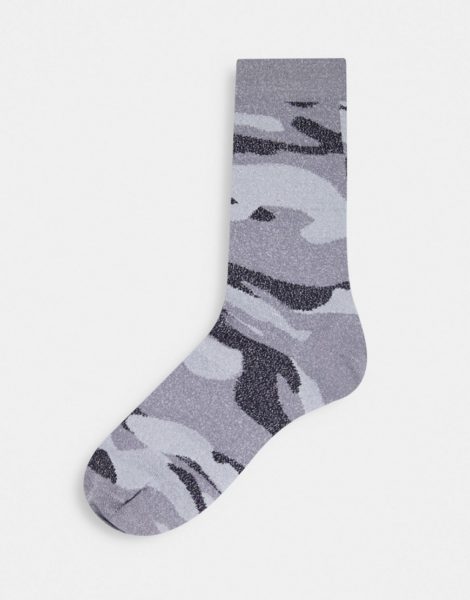 ASOS DESIGN - Glitzernde Socken mit Military-Muster in Grau