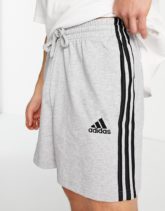 adidas - Performance Essential - Shorts in Grau mit 3 Streifen