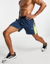 adidas - Training - Shorts mit seitlichen Streifen in Marineblau