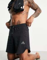 adidas - Yoga - Shorts in Schwarz