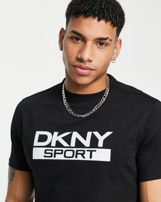 DKNY Sport - T-Shirt in Schwarz mit Logoprint auf der Brust