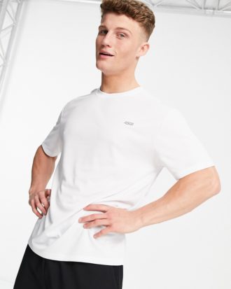 ASOS - 4505 - Schnell trocknendes Sport-T-Shirt mit lockerem Schnitt und Logo-Weiß