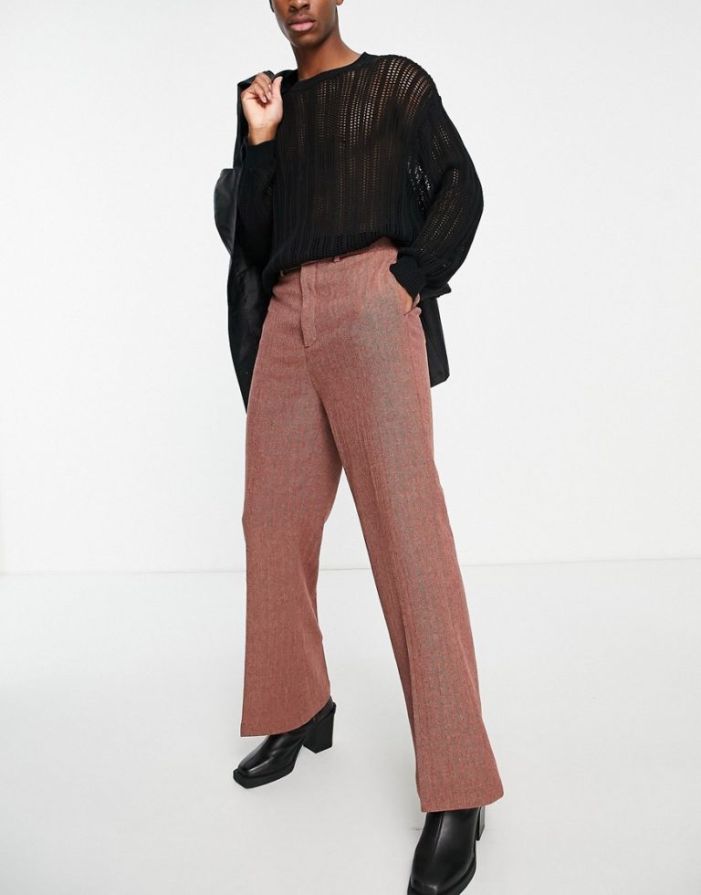 ASOS DESIGN - Elegante, ausgestellte Hose aus Wollmischung mit Fischgrätmuster in Rostrot-Braun