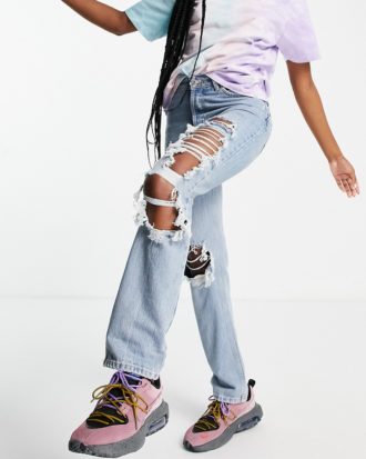 ASOS DESIGN - Jeans im Stil der 90er in heller Waschung mit halbhohem Bund, geradem Bein und Zierrissen-Blau