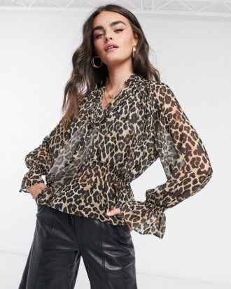 ASOS DESIGN - Langärmlige Bluse mit Schnuppe und gesmokter Taille in Animalprint-Keine Farbe