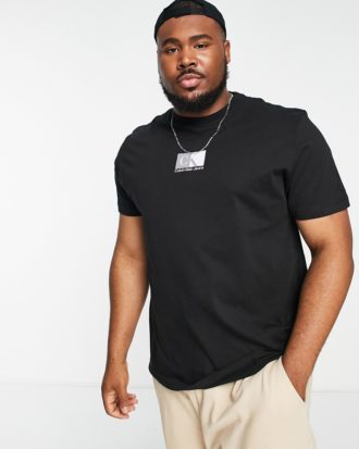Calvin Klein Jeans - Big & Tall - T-Shirt in Schwarz mit kleinem, zentriertem Logo