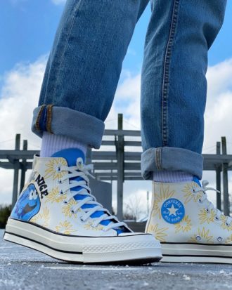 Converse - Chuck 70 Hi Much Love - Gemusterte Sneaker in Weiß und Gelb