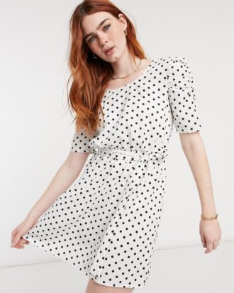 Urban Bliss - Gepunktetes Kleid mit U-Ausschnitt und gerafften Ärmeln-Weiß